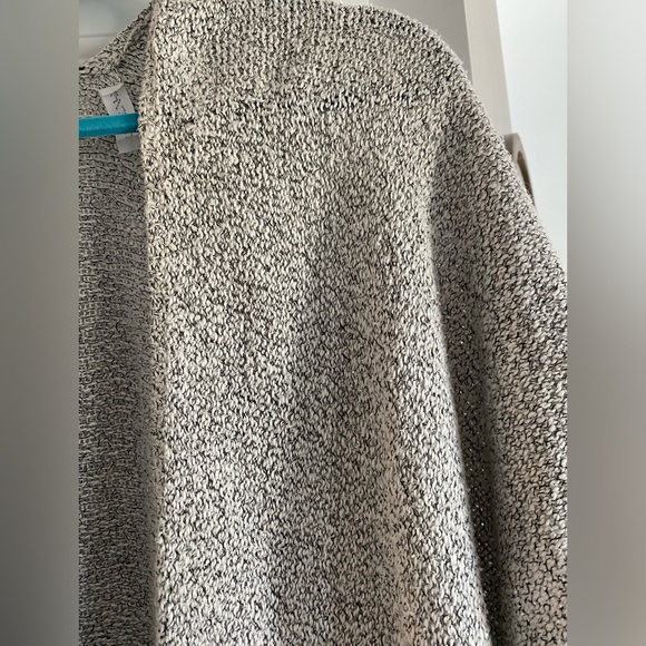 Aritzia “Community” brand, oversized light weight cardigan. Size XS/S. - Picture 2 of 4